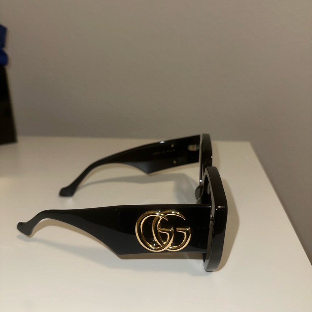 Gucci Glossy Black Sunglasses with Gold Emblem - Picture 3 of 4